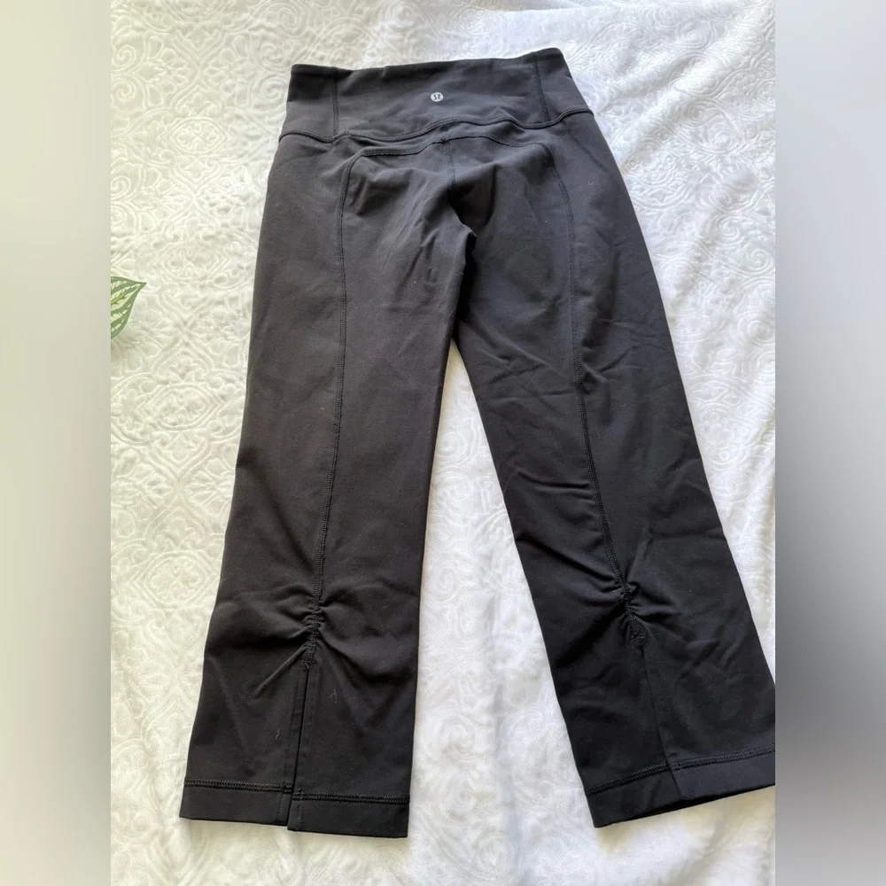 Lululemon Black Cropped Leggings Ruched Hem Size 4 - Picture 3 of 9